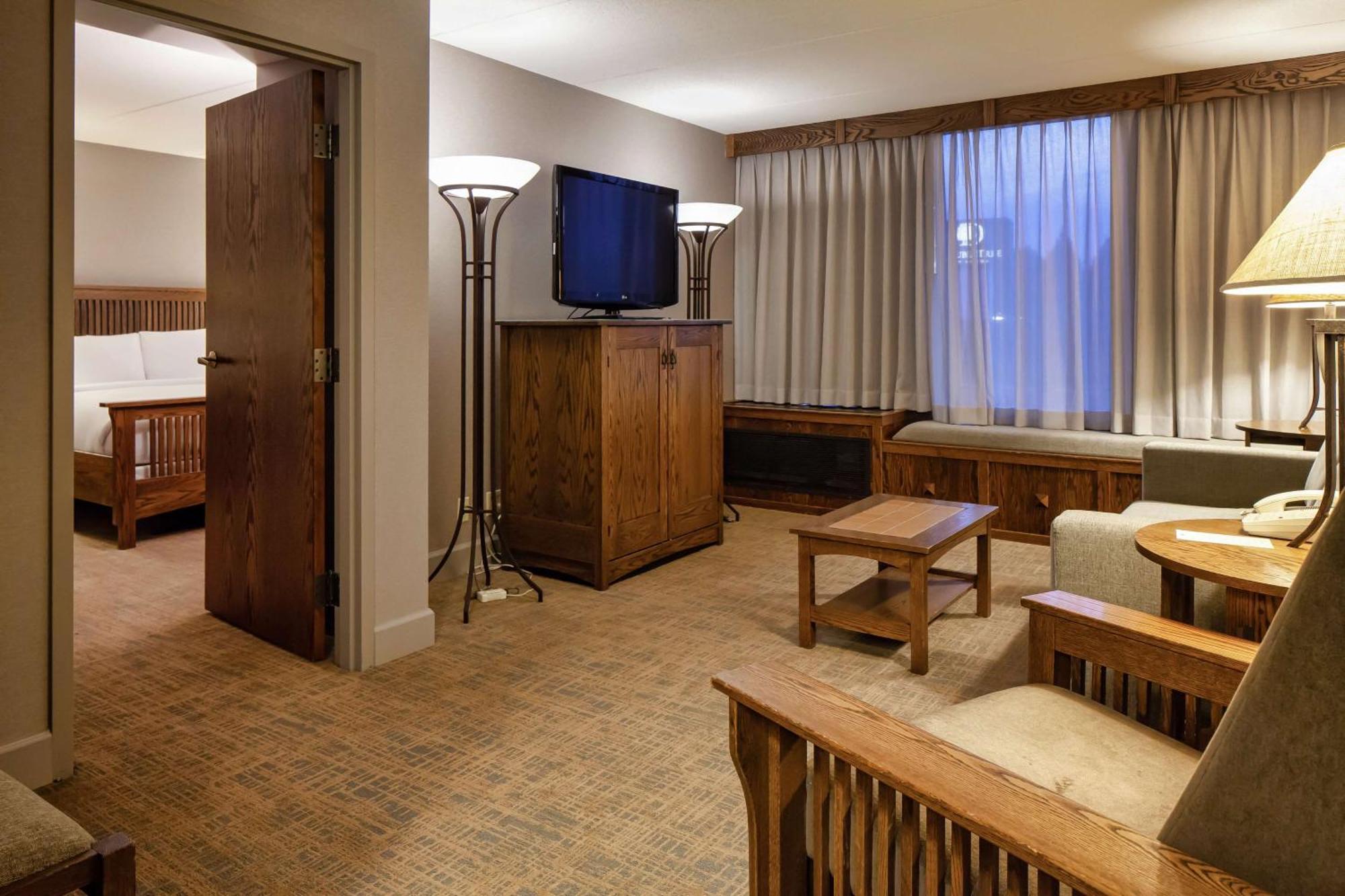Doubletree By Hilton Libertyville-Mundelein Exterior photo