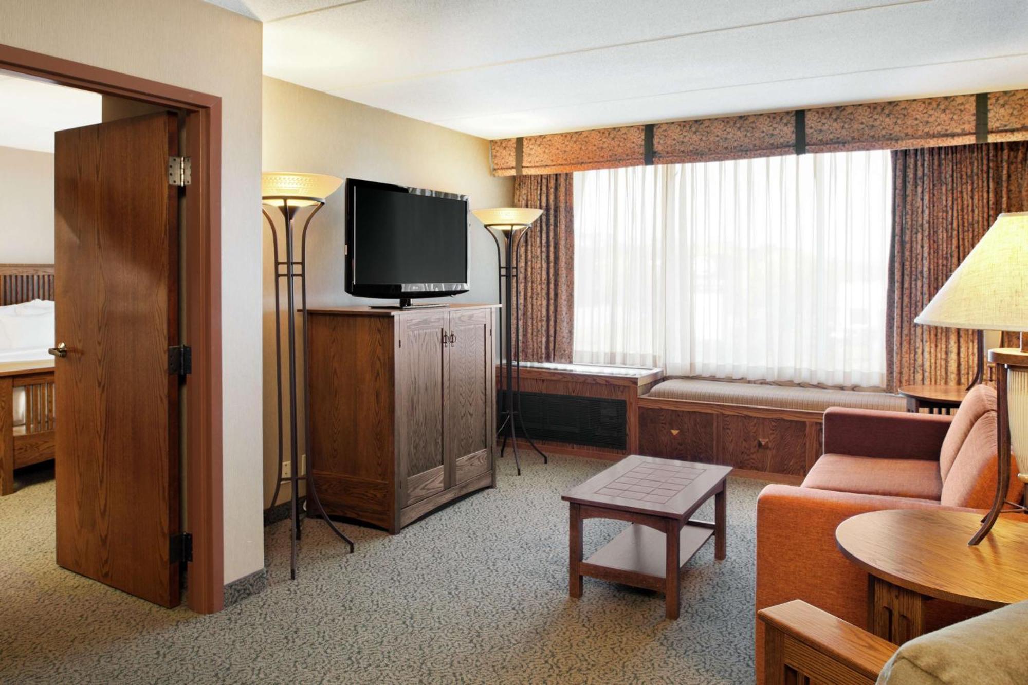 Doubletree By Hilton Libertyville-Mundelein Exterior photo